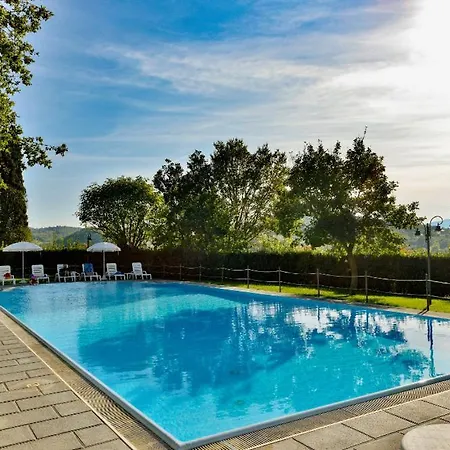Popoltaio-schiacciato Sleeps 2 Pool Air Con Апартаменты *