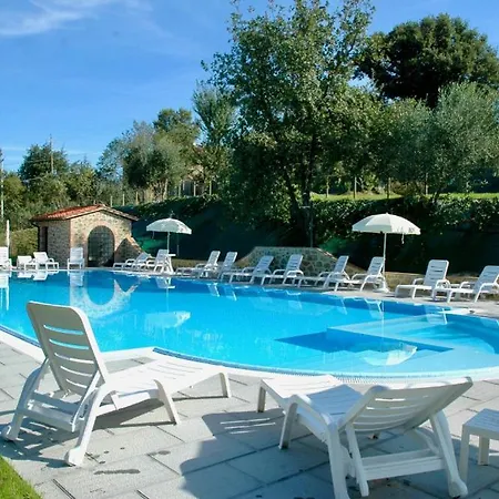 Popoltaio-schiacciato Sleeps 2 Pool Air Con Apartment Ravigliano